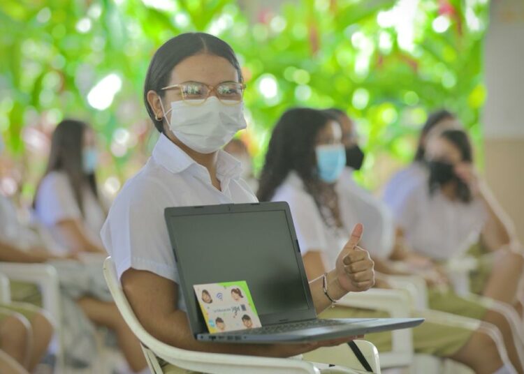 Centro Escolar General Francisco Morazán se beneficia con entrega de computadoras de parte del MINED