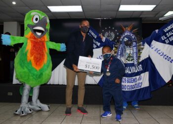 «Plata» por plata, el INDES entrega premio económico a Herbert Aceituno por medalla ganada en la Copa del Mundo