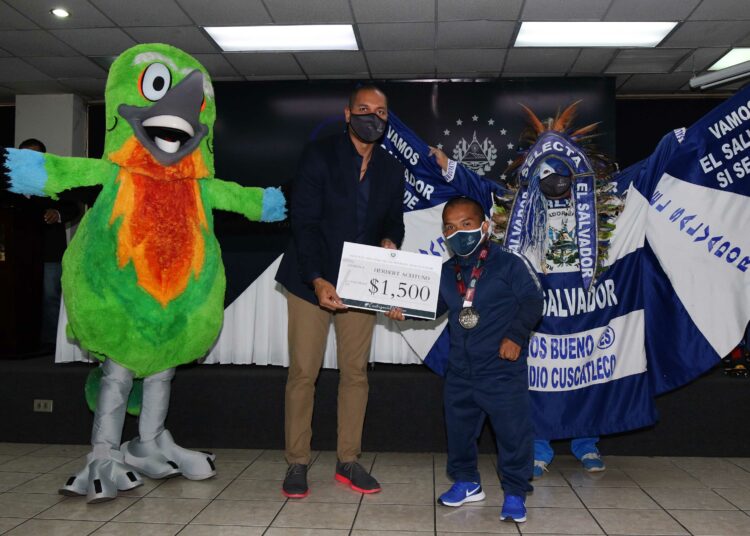 «Plata» por plata, el INDES entrega premio económico a Herbert Aceituno por medalla ganada en la Copa del Mundo