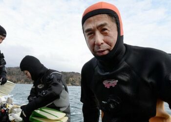Aprende a bucear y se sumerge cada semana para buscar los restos de su esposa desaparecida en el tsunami de 2011 en Japón