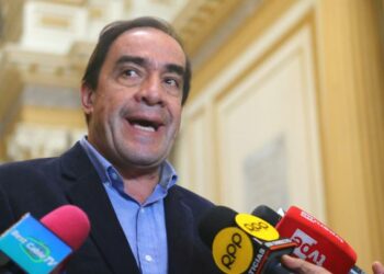 Candidato a la presidencia de Perú que lidera las encuestas insiste en tratar el covid con sal y aguardiente