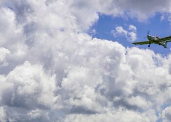 El fatal desplome de una avioneta en un vecindario de Florida que fue registrado por una cámara casera