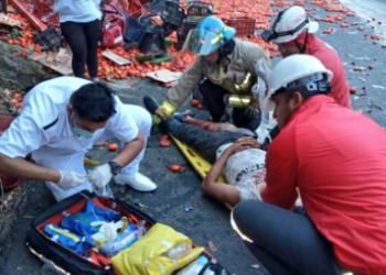 Bomberos rescatan a 2 personas tras grave accidente en Chalatenango
