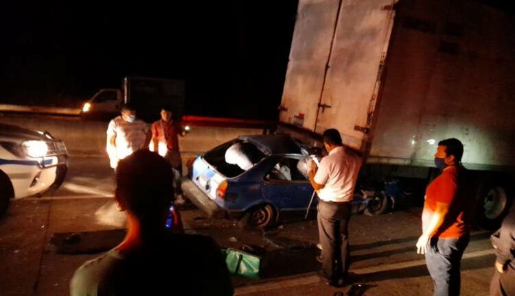 Automovilista sobrevive tras fuerte choque y quedar atrapado en Bulevar Constitución