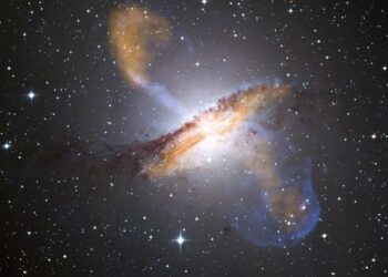 Astrónomos encuentran un agujero negro supermasivo que se mueve de forma extraña