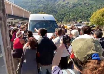 Manifestantes atacan camioneta que transportaba al presidente de Argentina