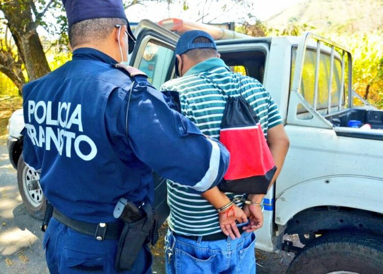 Conductor es detenido mientras manejaba borracho