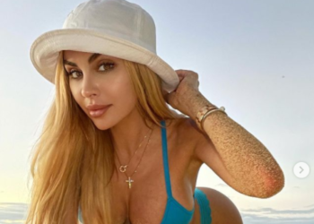 Alexa Dellanos luce un bikini de peluche en la nieve