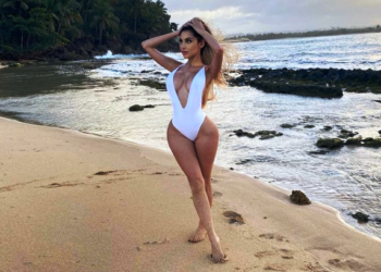 Alexa Dellanos posa desde la playa y muestra sus encantos