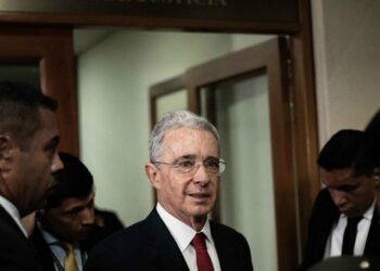 La Fiscalía de Colombia pide cerrar el caso contra Álvaro Uribe por presunto fraude procesal y soborno de testigos