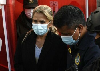 La expresidenta interina de Bolivia Jeanine Áñez es trasladada a otra cárcel