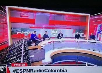 (VIDEO) Una pantalla gigante aplasta a un periodista colombiano en medio de un programa en directo de ESPN