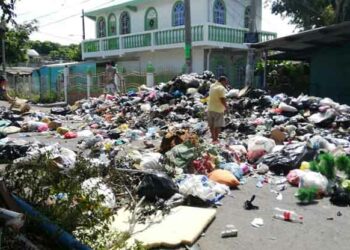 Habitantes de Apopa denuncian que alcaldía no manda a recoger la basura y deja que se acumule en las calles