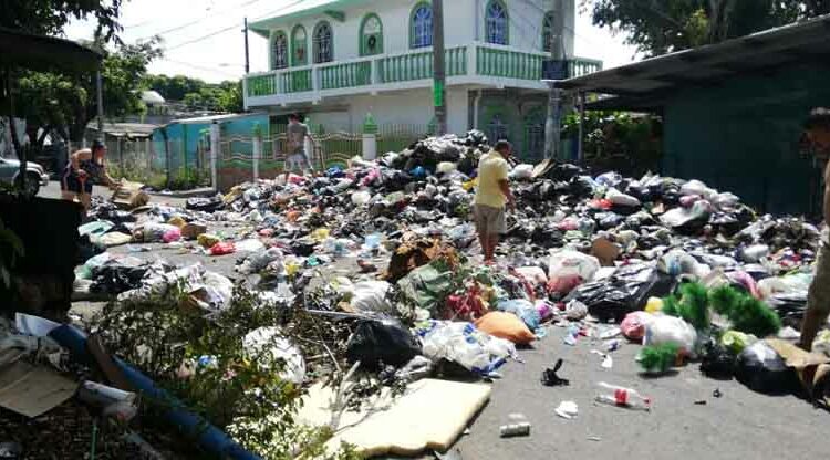Habitantes de Apopa denuncian que alcaldía no manda a recoger la basura y deja que se acumule en las calles