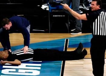 (VIDEO) Un árbitro del baloncesto universitario de Estados Unidos se desplomó en pleno partido y salió en camilla