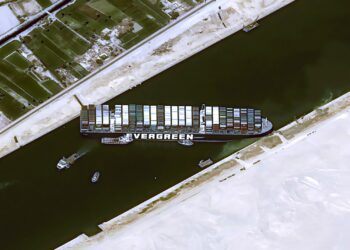 (VIDEO) Imágenes de satélite muestra el alcance real del atasco causado por el carguero varado en el canal de Suez