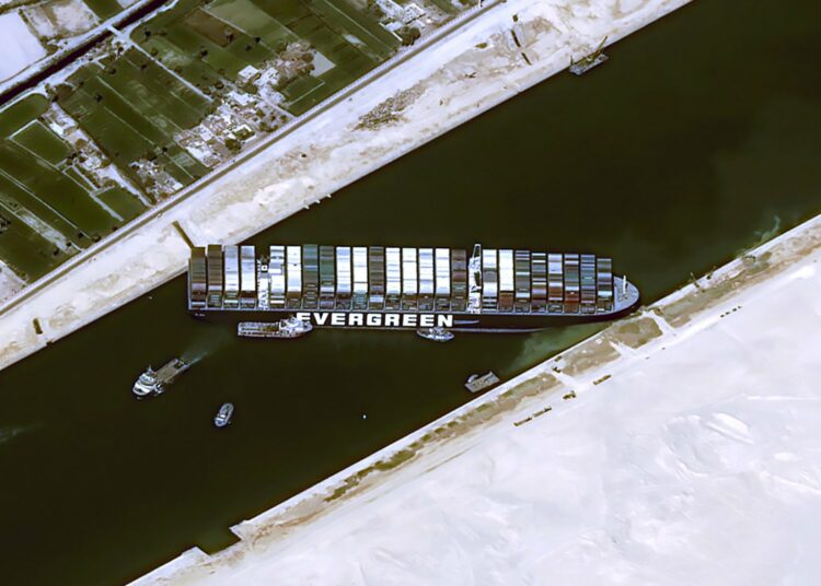 (VIDEO) Imágenes de satélite muestra el alcance real del atasco causado por el carguero varado en el canal de Suez