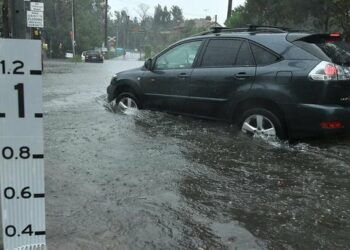Inundaciones obligan a evacuar costa este de Australia