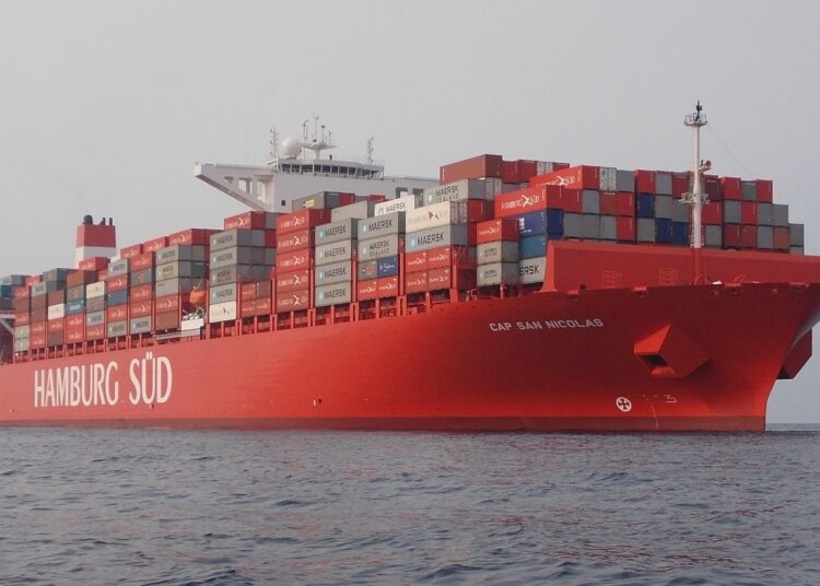 Un buque parece flotar en el aire, al mezclarse el color del cielo y el mar