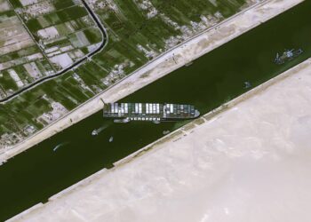 El canal de Suez suspende la navegación tras encallar un carguero y formarse un atasco