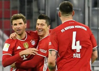 Bayern Múnich, con triplete de Lewandowski, derrotó 4-2 a Dortmund por la Bundesliga