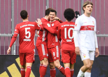 (VIDEO) El Bayern golea 4-0 al Stuttgart con uno menos en la fiesta de Lewandowski que anotó tres goles en 21 minutos