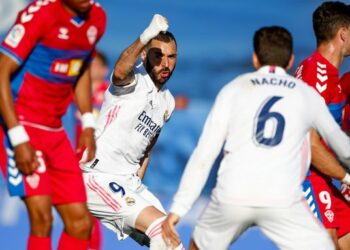 Con doblete Benzema salva a Real Madrid del empate ante el Elche