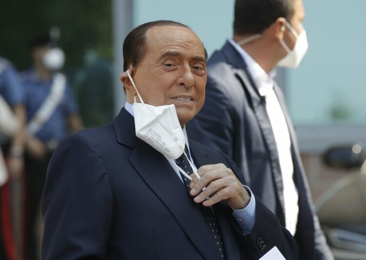 El ex presidente del gobierno italiano Silvio Berlusconi está hospitalizado desde el lunes
