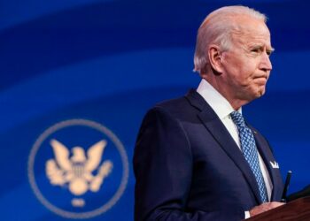 Biden calificó de «pensamiento neandertal» la decisión de los gobernadores de Misisipi y Texas por suspender el uso de las mascarillas