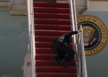 (VIDEO) Joe Biden se resbala tres veces de las escaleras del avión presidencial
