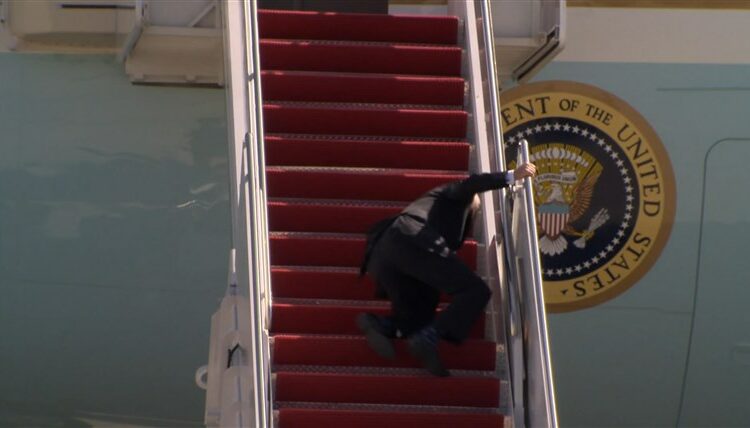 (VIDEO) Joe Biden se resbala tres veces de las escaleras del avión presidencial