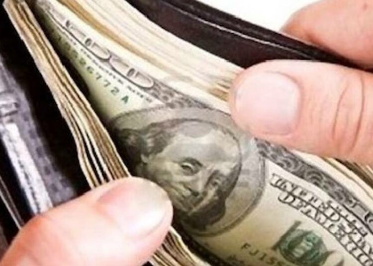 Recuperan 5.000 dólares olvidados en el bolsillo de una chaqueta donada a una tienda de segunda mano