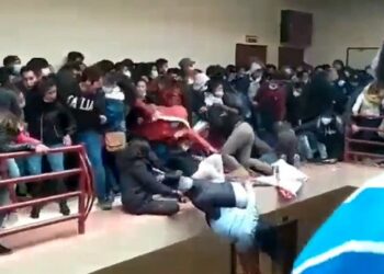(VIDEO, IMAGENES FUERTES) En Bolivia al menos 5 estudiantes universitarios murieron al caer de un cuarto piso al ceder una baranda