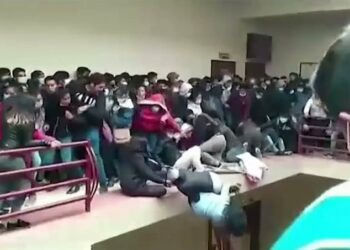 (VIDEO IMAGENES FUERTES) Arrestaron a tres estudiantes que organizaron la asamblea que terminó con seis muertos en una universidad de Bolivia