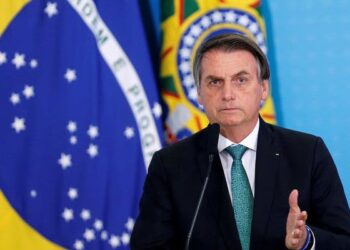 El presidente de Brasil Jair Bolsonaro baja el tono de su discurso y se reúne con los representantes de los tres poderes y anuncia una comisión para coordinar lucha contra la pandemia
