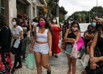 Más jóvenes se enferman de covid-19 en Brasil