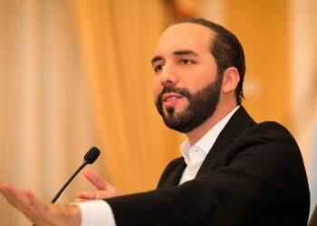 Periodistas «incómodos» callan ante escándalo de plazas fantasma en la Asamblea Legislativa