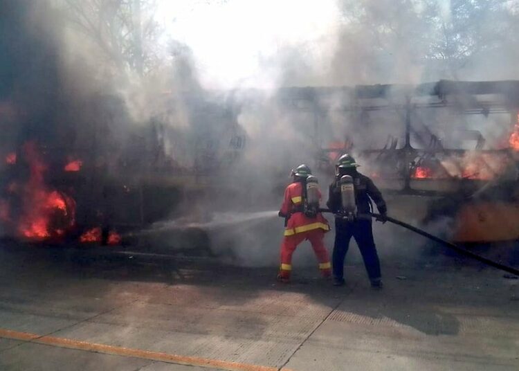 Incendio de autobús se propaga a vegetación de la zona de Metapán