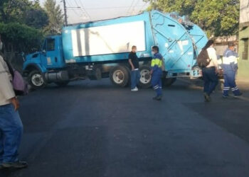 Calle 5 de noviembre cerrada en protesta contra alcalde saliente Ernesto Muyshondt
