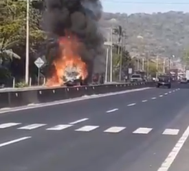 Fuerte incendio de camión provoca cierre de tramo de carretera a Sonsonate