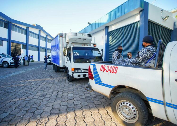 Gobierno envía dosis de vacunas a Sonsonate para profesores