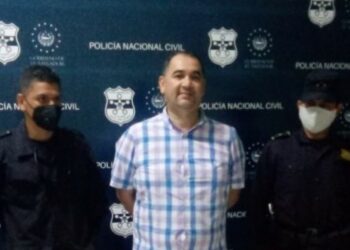 PNC captura a delegado de ARENA por acoso sexual a periodista que transmitía en vivo el escrutinio final