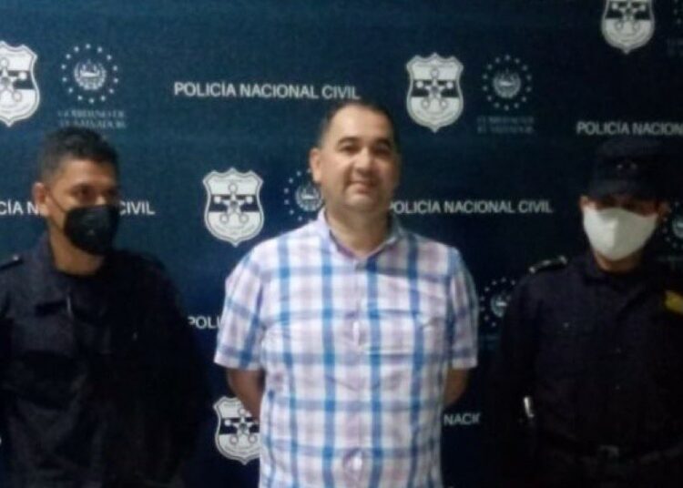 PNC captura a delegado de ARENA por acoso sexual a periodista que transmitía en vivo el escrutinio final