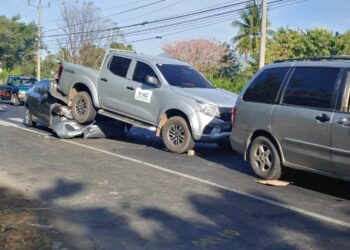 Carro queda bajo automóvil del TSE en múltiple accidente