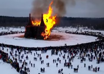 En Rusia queman un ‘castillo coronavirus’ de 24 metros para celebrar la Máslenitsa y decir adiós a la pandemia