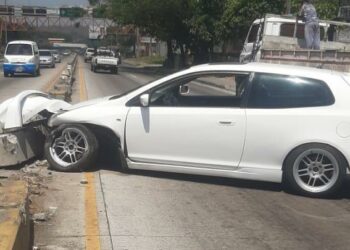 Automovilista choca contra separadores y queda atorado en Santa Tecla