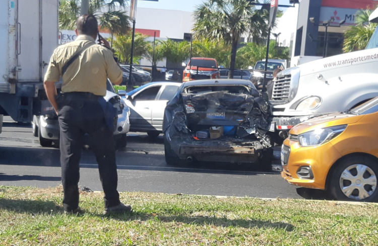 Múltiple accidente en Bulevar Los Próceres dificulta tráfico en la zona