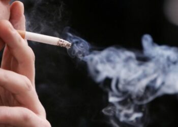 Un video muestra los efectos de fumar dentro de una casa durante más de 20 años