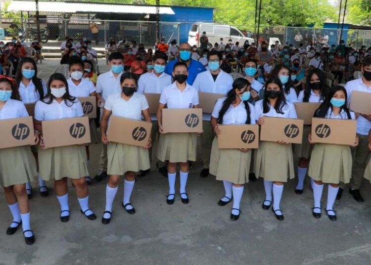 Entrega gratuita de computadoras llega a Ahuachapán