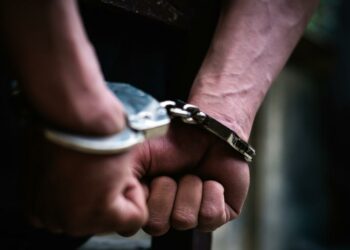 Condenan a 8 años de prisión a pandillero que transportaba 10 mil dólares en almohadas